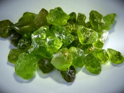 What is this green mineral that contains the elements iron, magnesium, silicon and oxygen?